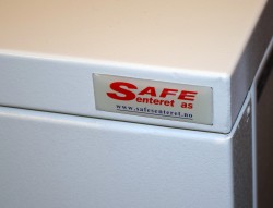 Sikkerhetsskap / safe i grålakkert stål, kodelås, Safe-Senteret, 67cm bredde, 124cm høyde, pent brukt