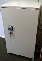 Sikkerhetsskap / safe i grålakkert stål, kodelås, Safe-Senteret, 67cm bredde, 124cm høyde, pent brukt