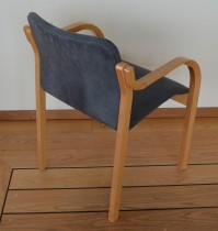 Stablestol / karmstol / konferansestol i flammebjerk / grå mikrofiber, pent brukt