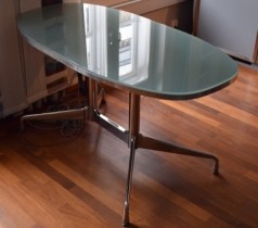 Lekkert designskrivebord i glass / stål fra Vitra, design: Eames, 140x70cm, pent brukt