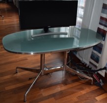 Lekkert designskrivebord i glass / stål fra Vitra, design: Eames, 140x70cm, pent brukt
