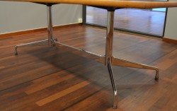 Møtebord i flammebjerk, Vitra Eames Segmented Table, 200x100cm, 6-8personer, pent brukt