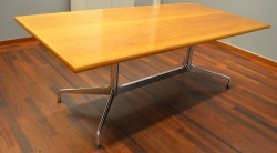 Møtebord i flammebjerk, Vitra Eames Segmented Table, 200x100cm, 6-8personer, pent brukt