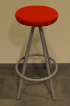 Barkrakk / barstol i rødt stoff / grått fra Martela, sittehøyde 80cm, pent brukt