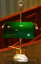 Klassisk banker-lampe fra Feese, i messing / grønt glass, pent brukt