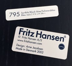 Arne Jacobsen 7er-stol / syver-stol, model 3107, i 795 Sortblå, understell i krom, pent brukt