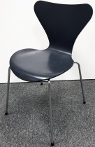 Arne Jacobsen 7er-stol / syver-stol, model 3107, i 795 Sortblå, understell i krom, pent brukt