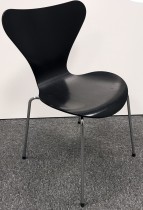 Arne Jacobsen 7er-stol / syver-stol, model 3107, i 195 Sort, understell i krom, pent brukt