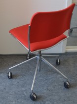 Howe 40/4 konferansestol på hjul i rødt stoff / krom, pent brukt