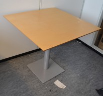 Lite møtebord spisebord i hvitlasertbjerk fra IKEA, modell IKEA Norråker barkrakk i hvitlasertbjerk, sittehøyde 74cm