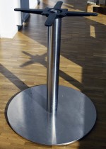 Søyle / søylefot i rustfritt stål for rundt bordplate eller møtebord, Ø=60 base, H=69, stort platefeste, pent brukt