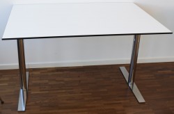 Lekkert, kompakt skrivebord fra EKV, 120x80cm, hvit bordplate med sort kant / krom understell, pent brukt