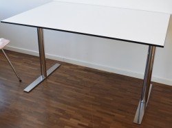 Lekkert, kompakt skrivebord fra EKV, 120x80cm, hvit bordplate med sort kant / krom understell, pent brukt