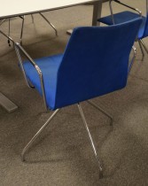 Konferansestol fra Fourdesign, modell Cast One, i blått mikrofiberstoff / krom, med sving, pent brukt