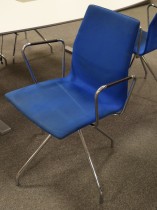 Konferansestol fra Fourdesign, modell Cast One, i blått mikrofiberstoff / krom, med sving, pent brukt