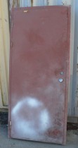 Ståldør / branndør i rødlakkert stål fra Ulefoss Brug, klasse: A60, bredde karm 95cm, høyde karm 212cm, brukt