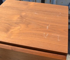 Lite skap med 2 skuffer i valnøttfiner, bredde 46cm, høyde 84,5cm, brukt