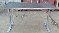 Skrivebord fra Holmris med elektrisk hevsenk, sort med kant i aluminium, satinert stål understell, 180x90cm, pent brukt