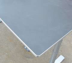 Skrivebord fra Holmris med elektrisk hevsenk, sort med kant i aluminium, satinert stål understell, 180x90cm, pent brukt