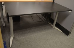 Skrivebord med elektrisk hevsenk fra Edsbyn i sort, 160x80cm, NY PLATE / pent brukt