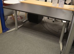 Skrivebord med elektrisk hevsenk fra Edsbyn i sort, 160x80cm, NY PLATE / pent brukt