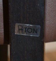 Solid kaféstol / restaurantstol fra Ton med sete i brun skinnimitasjon og rygg i lilla stoff, pent brukt