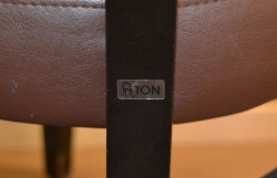 Solid kaféstol / restaurantstol fra Ton med sete i brun skinnimitasjon og rygg i gult stoff, pent brukt