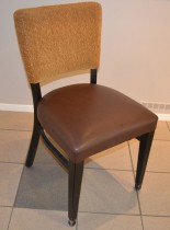 Solid kaféstol / restaurantstol fra Ton med sete i brun skinnimitasjon og rygg i gult stoff, pent brukt