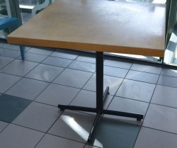 Kafebord med bordplate i eik finer, 80x80cm bordplate, 75cm høyde, brukt