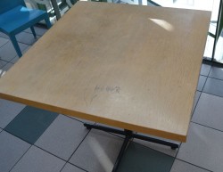 Kafebord med bordplate i eik finer, 80x80cm bordplate, 75cm høyde, brukt