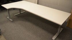 Skrivebord med elektrisk hevsenk i hvitt fra Linak, 240x120cm, ventresløsning, NYE PLATER / pent brukt understell