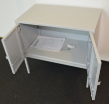 Lite skap i grålakkert metall, Ikea Lixhult serie, 60cm bredde, 57cm høyde, pent brukt