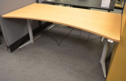 Edsbyn skrivebord med elektrisk hevsenk i bøk, 180x90cm, mavebue, NY PLATE / pent brukt understell