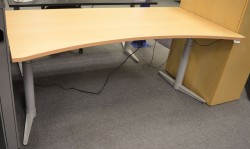 Edsbyn skrivebord med elektrisk hevsenk i bøk, 180x90cm, mavebue, NY PLATE / pent brukt understell