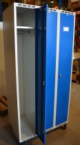Garderobeskap i stål, lys grå med dører i blått, Sarpsborg metall, 3 rom. 90cm bredde, 55cm dybde, 199cm høyde, pent brukt