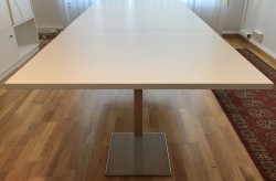 Møtebord / konferansebord i hvitt / satinert stål (rund fot), 240x100cm, NY / UBRUKT