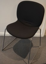 Stablestol / konferansestol fra RBM, modell NOOR i sort med sort stoffsete og rygg, pent brukt