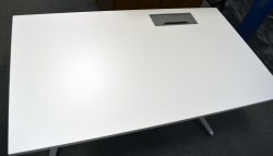 Hvit, rektangulær bordplate til skrivebord med kabelluke på høyre side fra Narbutas, 140x80cm, kabelluke i grått, NY/UBRUKT