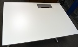 Hvit, rektangulær bordplate til skrivebord med kabelluke på høyre side fra Narbutas, 120x80cm, kabelluke i grått, NY/UBRUKT
