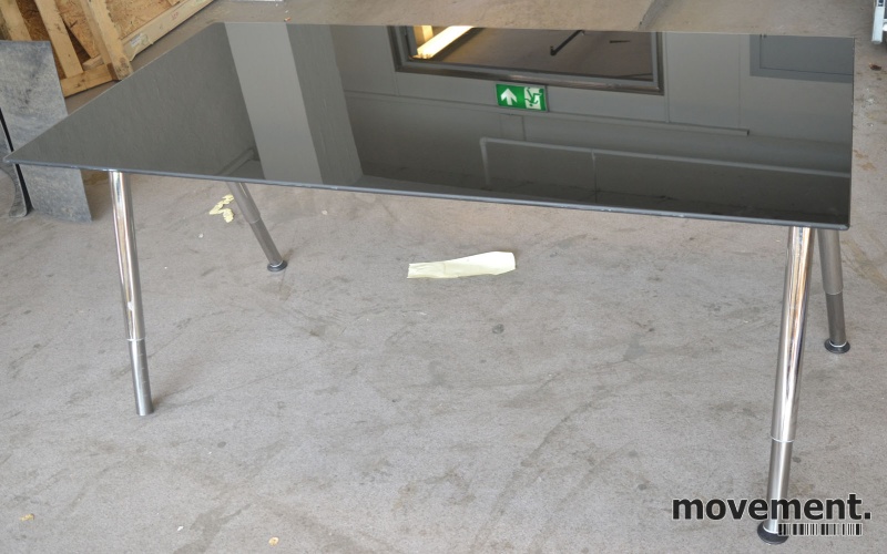 Skrivebord i sort glass krom, IKEAGalant, 160x80cm, pent brukt IKEA Galant skrivebord i glass 160x80cm,pent brukte