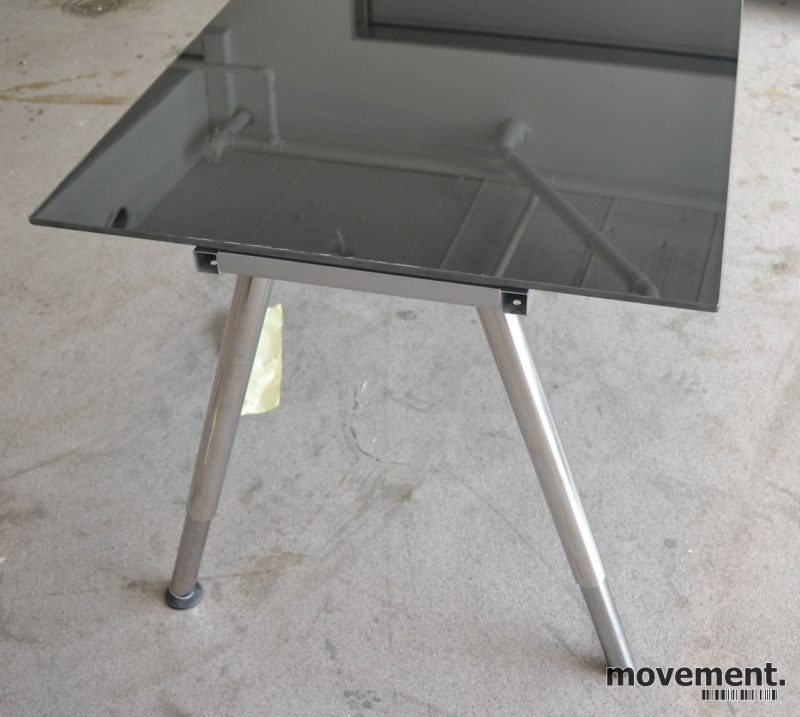 Skrivebord i sort glass krom, IKEAGalant, 160x80cm, pent brukt IKEA Galant skrivebord i glass 160x80cm,pent brukte