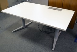 Skrivebord med elektrisk hevsenk fra Edsbyn i hvitt / grått, 140x80cm med kabelluke og kabelbrønn, ny plate, pent brukt understell
