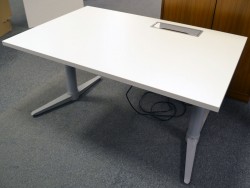 Skrivebord med elektrisk hevsenk fra Edsbyn i hvitt / grått, 120x80cm med kabelluke og kabelbrønn, ny plate, pent brukt understell