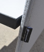 Bordskillevegg i lyst grått stoff fra Götessons, 160x65cm, pent brukt