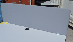 Bordskillevegg i lyst grått stoff fra Götessons, 160x65cm, pent brukt