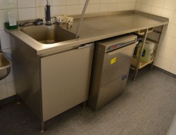 Arbeidsbenk i rustfritt stål 230cm bredde, 65cm dybde, 90cm høyde, kum på v.s. med skap, oppvaskstativ h.s., pent brukt