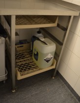 Arbeidsbenk i rustfritt stål 230cm bredde, 65cm dybde, 90cm høyde, kum på v.s. med skap, oppvaskstativ h.s., pent brukt