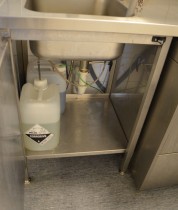 Arbeidsbenk i rustfritt stål 230cm bredde, 65cm dybde, 90cm høyde, kum på v.s. med skap, oppvaskstativ h.s., pent brukt