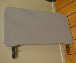 Bordskillevegg i lyst grått stoff fra Lintex, 80x40cm, pent brukt