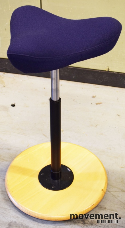 Stokke Move ergonomisk stol i blåttstoff, base i bøk, pent brukt Stokke Move ergonomisk stol i blåttstoff, base i bøk, pent brukt